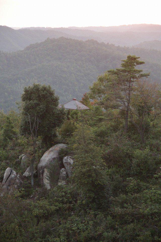夕焼けの　小手調べ岩